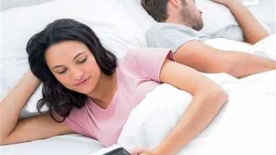 شاب يلجأ لطريقة مثيرة لكشف خيانة زوجته.. ويتلقى الصدمة