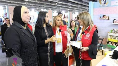 صور| مايا مرسي تتفقد جناح «القومي للمرأة» بمعرض «تراثنا»