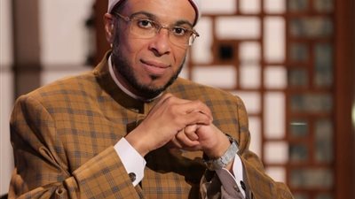 متصلة: هل يجوز أن أخرج الزكاة لابنتي؟.. الشيخ محمد أبو بكر يُجيب