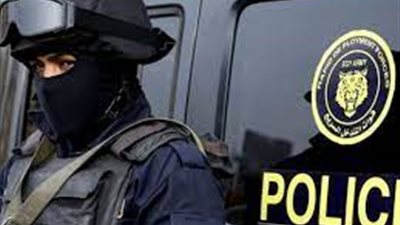 أم تضرب ابنتها المريضة وتقيدها بسلاسل حديدية لجمع أموال علاجها.. ما القصة؟