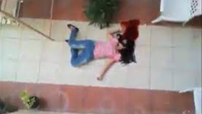 أم بدموع وحسرة: بنتي ماتت على يد صديقتها خوفًا من الفضيحة