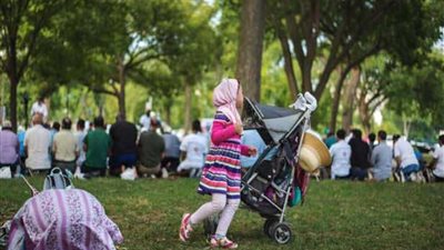 دار الإفتاء: صلاة المرأة في الأماكن العامة جائزة بهذا الشرط!