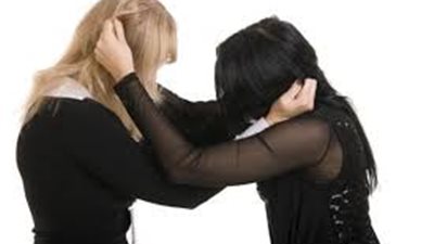 كشف ملابسات فيديو اعتداء سيدة على مدرسة.. إليك التفاصيل