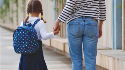 ماذا تفعل الأم لو تأخر الأب في دفع المصاريف الدراسية لأبنائه؟.. قانوني يجيب