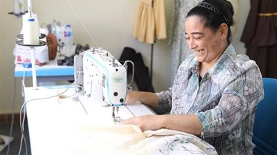 بشنطة وشال من تل العمارنة.. سيدات المنيا يختتمن تدريب الطباعة والتطريز