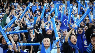 لأول مرة منذ الثورة.. نساء إيران يظهرن في مدرجات كرة القدم