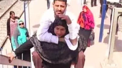 عملة نادرة.. قصة وفاء هبة التي حملت زوجها 6 سنوات على ظهرها