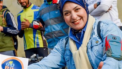 «مؤثرات على السوشيال ميديا».. منة الله عزوز تدعم البنات بـ «رايد الدراجات»