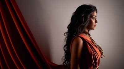 «نشرة هير فاشون» منى زكي بإطلالة ناعمة.. وأسماء أبو اليزيد موديل.. ومفيدة شيحة كاجوال