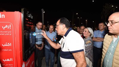 صور| البلاستيك مقابل النقود.. ماكينات في شوارع شرم الشيخ قبل قمة المناخ