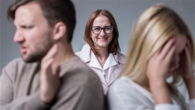 هل يجوز لوالدة الزوج التحكم في حياة زوجة ابنها؟.. اعرفي رأي الإفتاء