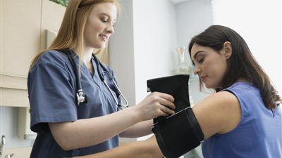 4 خطوات للتعافي من هبوط الضغط دون الذهاب إلى طبيب