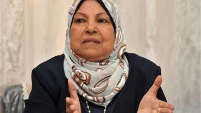 سعاد صالح: لا يجوز للزوج أن يسأل زوجته عن راتبها أو ميراثها