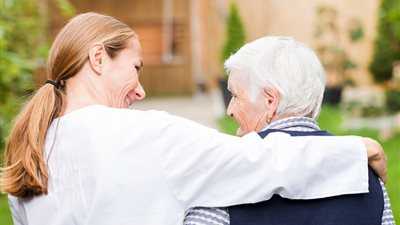 الابن أم البنت.. من الأولى برعاية الوالدين المسنين؟ «الإفتاء» توضح