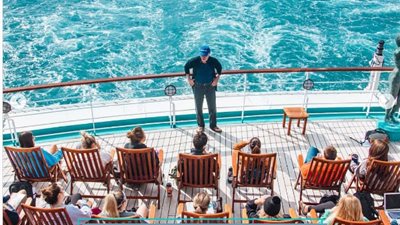 صور| ادرسي وطوفي حول العالم.. أغرب مدرسة على ظهر سفينة