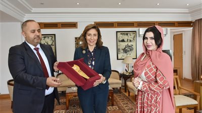 تغريد صالح تُسلم نيفين الكيلاني هدية «الأوبرا السلطانية – مسقط»