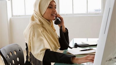 هل يحق للرجل منع زوجته من العمل؟.. «الإفتاء» توضح