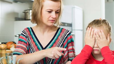 لحمايتها من الاكتئاب.. نصائح مهمة لدعم ابنتك المريضة نفسيًّا