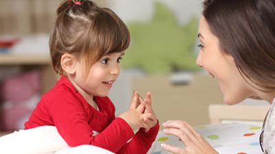 بـ 13 خطوة.. كيف تساعدين طفلك المصاب بالتلعثم؟