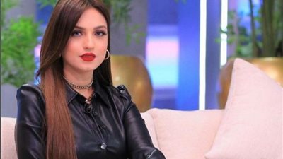 ياسمين عز تهاجم الفتيات: 