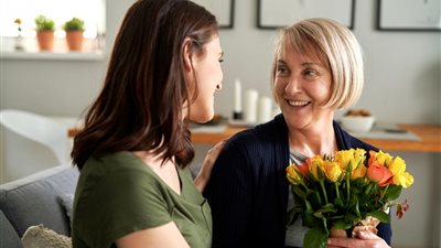 «اكسبيها في صفك».. إليك دليل دار الإفتاء في معاملة الحموات