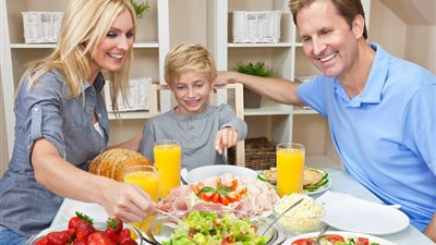 علميها لأبنائك.. آداب الطعام وحكم التسمية عند الأكل والشرب