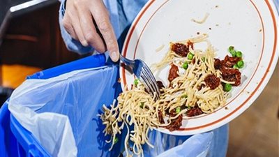 تعرفي على حكم الدين في رمي بقايا الطعام والتصرف السليم للتعامل معه