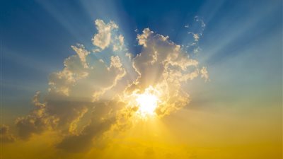 طقس اليوم الثلاثاء.. تكاثر السحب المتوسطة والرعدية بسبب منخفض جوي في طبقات الجو العليا