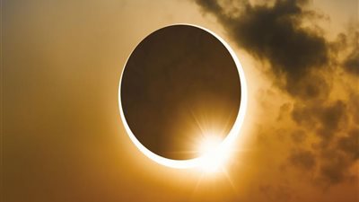 دعاء وصلاة كسوف الشمس.. أبرز الخرافات.. وهل يجب منع الحامل من مشاهدته؟