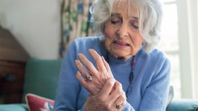 مرضى هشاشة العظام.. 3 مخاطر عليك تجنبها حتى لا تسوء حالتك