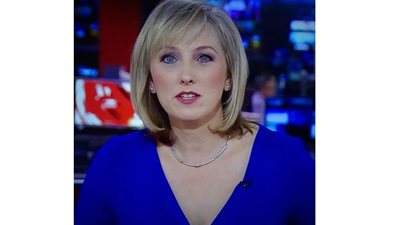 مذيعة تتلقى عقابًا بسبب الضحك