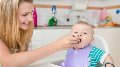 سنة أولى أمومة.. كيف تطمئنين طفلك للتعبير عن مشاعره دون خوف؟