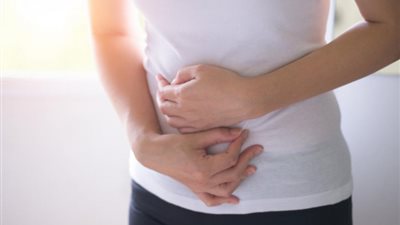  أبرزها الزنجبيل وشاي النعناع.. 7 مشروبات تخلصك من ألم المعدة 