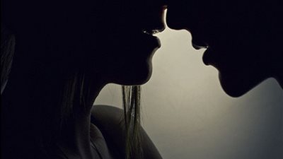 دراسة: رغبة المرأة في إطفاء الأنوار أثناء العلاقة الحميمة سببها 