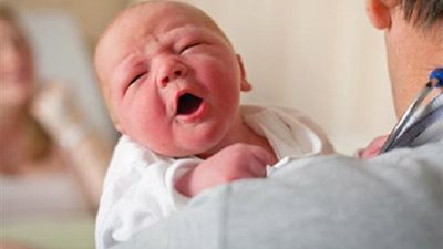 سنة أولى أمومة.. كيف تفرقين بين أسباب بكاء رضيعك؟