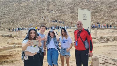 صور| على سفح الأهرامات.. بطلات العالم في تنس الطاولة يشاهدن عظمة المصريين