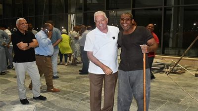 جبر الخواطر.. محافظ جنوب سيناء يلتقط صورة تذكارية مع عامل نظافة