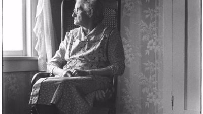 مسنة في دعوى طلاق: زوجي خانني ومنح أموالي لزوجته الجديدة