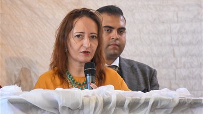 سائحة رومانية تشيد بشواطئ الإسكندرية وإنجازات الدولة المصرية