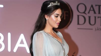 إيلي حنا ينتقد إطلالة ياسمين صبري: «مفكرة حالها رايحة تعمل دور الأميرة»
