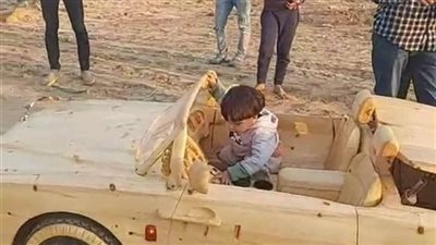 صنع في بني سويف.. نجار يبتكر سيارتين من الخشب