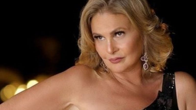 الفنانة يسرا