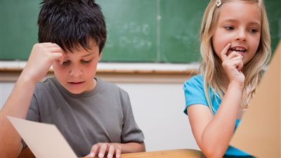 ابنك ليس فاشلًا.. تعرفي على أسباب تأخر طفلك في الدراسة