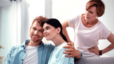  4 علامات تكشف ..أن عريسك «ابن أمه»