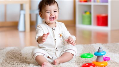 متى تحكمين على طفلك الرضيع بأنه متأخر في الجلوس أو الحبو؟.. استشاري يُجيب