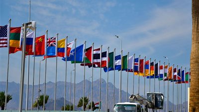 صور| أعلام ضيوف مصر في COP27 تزين سماء شرم الشيخ 