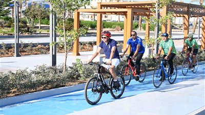 وزير الرياضة في جولة بالدراجة بالممشى السياحي في شرم الشيخ