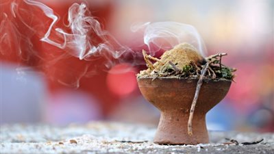 هل تبخير البيوت يوم الجمعة يطرد منها الشياطين؟ الإفتاء تجيبك