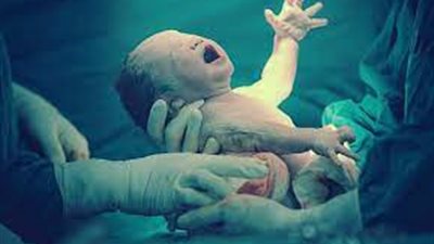 سيدة أربعينية ذهبت للمستشفى تشكو من ألم بالقولون.. فوضعت مولودتها