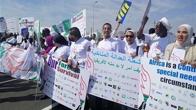 100 إفريقي يمثلون 57 دولة في مسيرة «العدالة المناخية» بشرم الشيخ